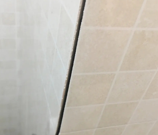新兴瓷砖空鼓维修公司分享阳台瓷砖脱落的修复过程可以分为以下几个步骤