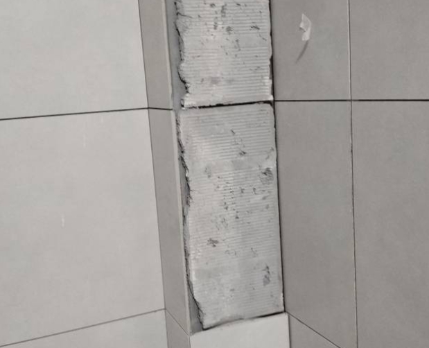 新兴瓷砖空鼓维修公司分享下瓷砖施工前基层浇水润湿程度不足，可能导致以下问题