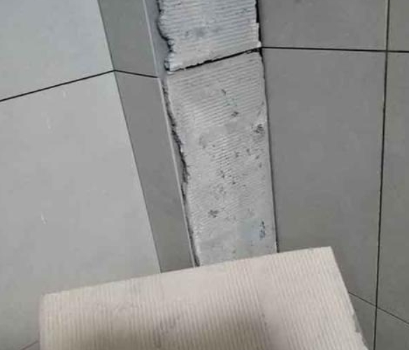 新兴瓷砖空鼓维修公司分享下厨房瓷砖脱落的补救措施。